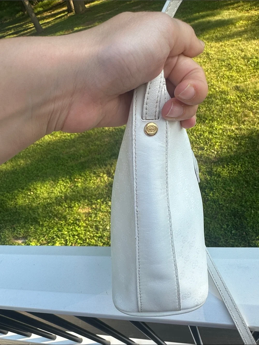 Gucci White Crossbody Bucket Bag